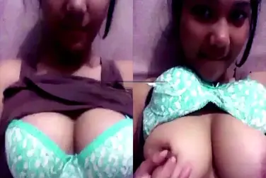 Skandal BH Biru Cewek Semok Bermain Solo Jago